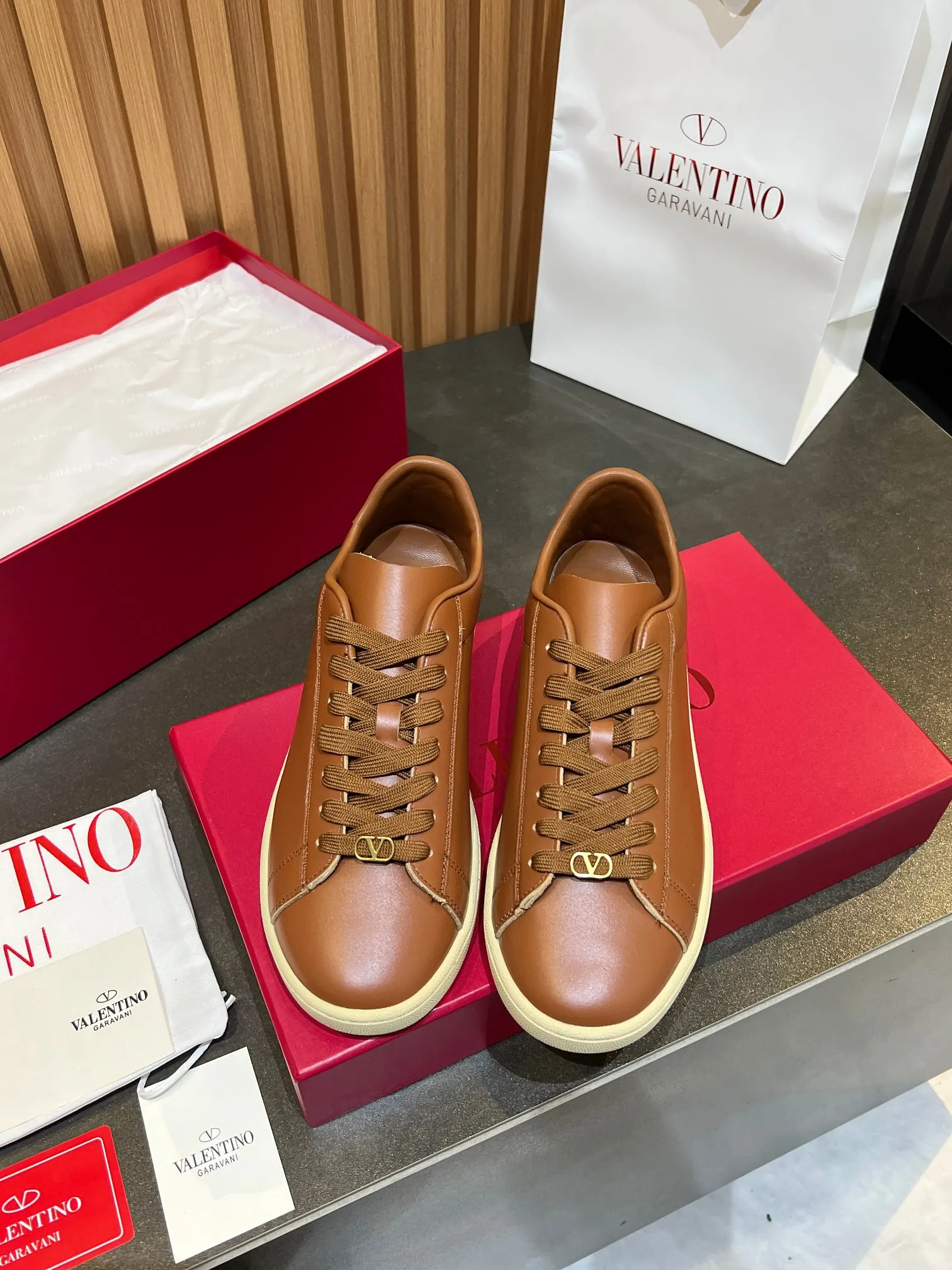 [Valentino] P: 640💰 Couple style, size: women 35-40▪️men 39-44 (45. Customized) Valentino VLTN casual shoes 2025 latest moral training shoes I can't put it down. Seiko details of cowhide sneakers, retro fashion, simple and advanced, casual matching. 1:1 restoration! Top luxury masterpiece, lace-up design, soft and comfortable imported calfskin brings excellent and elegant texture and excellent foot comfort. Top purchasing version upper: imported calfskin surface/original oil edge process + printing process. Inner lining: water-dyed cowhide lining. Outsole: original development 𝐓𝐏𝐔 two-color combination outsole. Packaging: full package with original configuration.